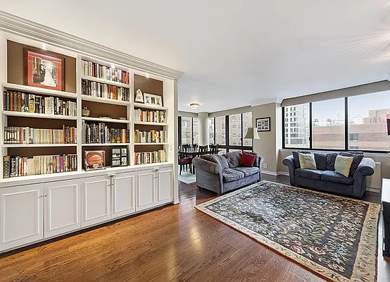 Sold by Warburg | media 9