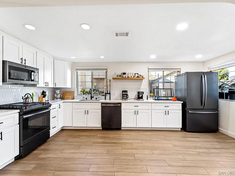 417 Nantucket Gln — Photo 2