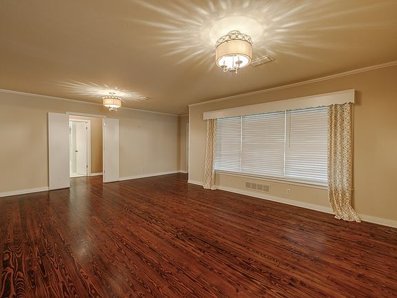 5th image of 817 Rivercrest Dr