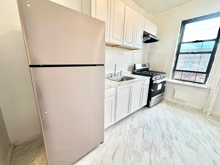 679 48th St #4B — Photo 10