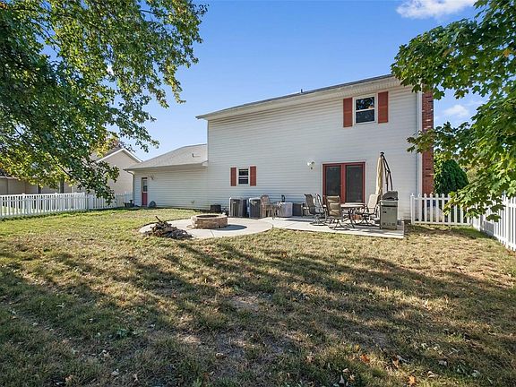 3rd image of 260 Bradington Dr