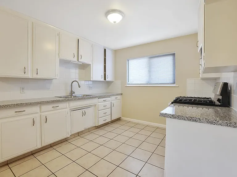 4335 W Tulare Ave — Photo 9