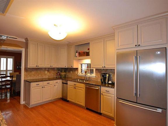 3rd image of 8313 Heatherglen Dr