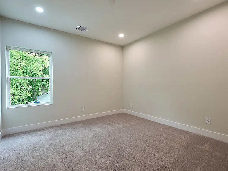 3326 Tuam St — Photo 15