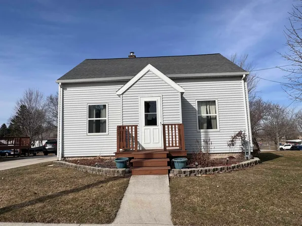 213 Fond Du Lac St, Mount Calvary, WI 53057