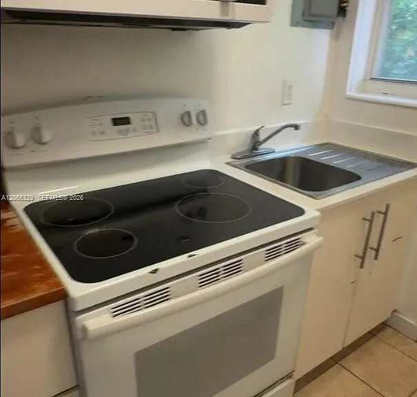 640 SW 5th St #4 — Photo 3