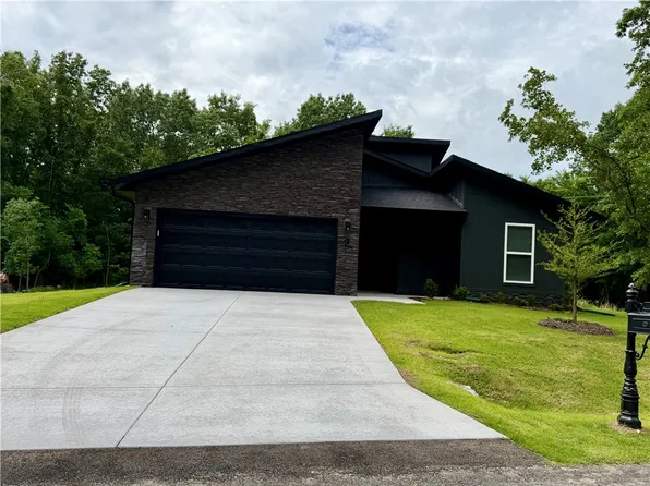 2 Fryer Ln, Bella Vista, AR 72715