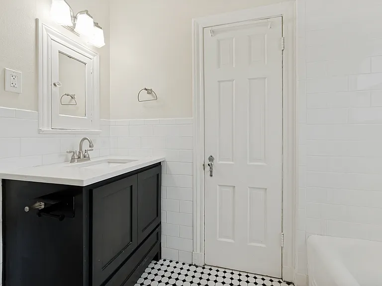 615 S Montclair Ave — Photo 15