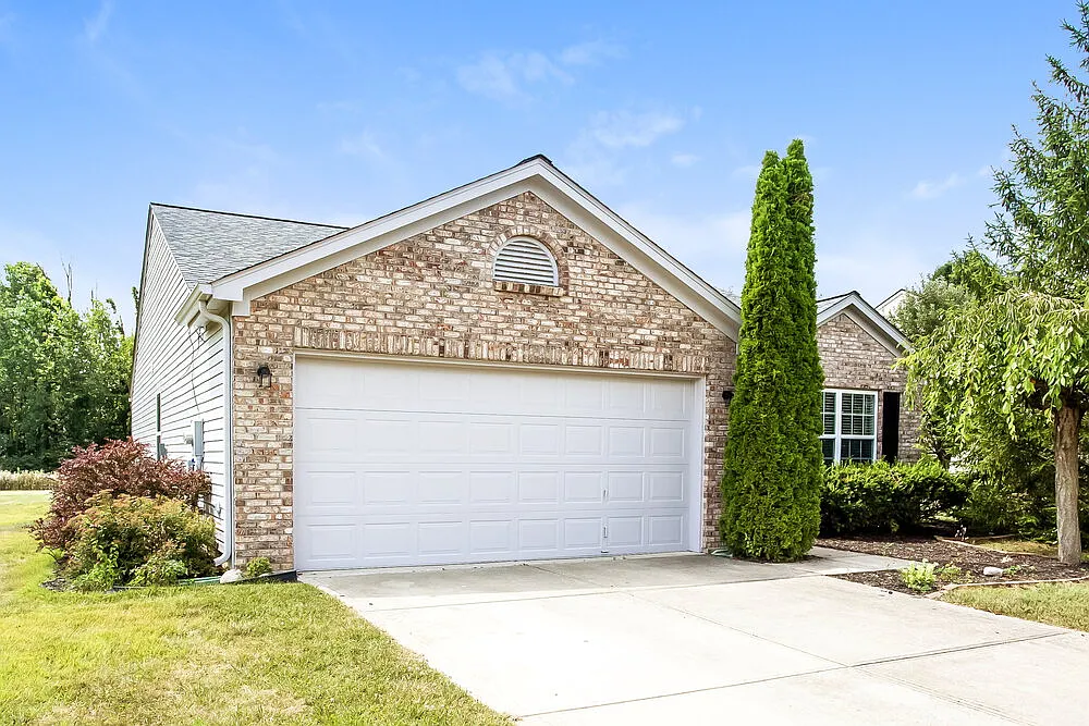 3 bed, 2.0 bath, 1640 sqft, $2,090 — Photo 3