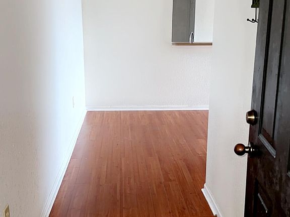 4th image of 940 Village Trl Unit 1-202