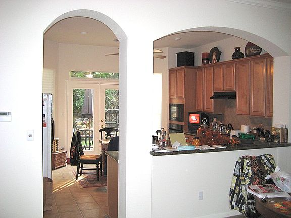 Kitchen w/ granite countered