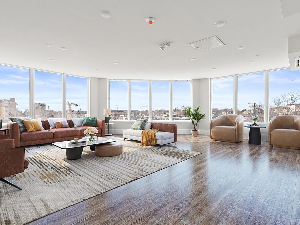 The 4th-floor Social Room offers comfortable work-from-home spaces right within your residence. Located in the southwest corner of the building, this light-filled space features high ceilings and expansive windows_creating a bright, inspiring atmosphere.