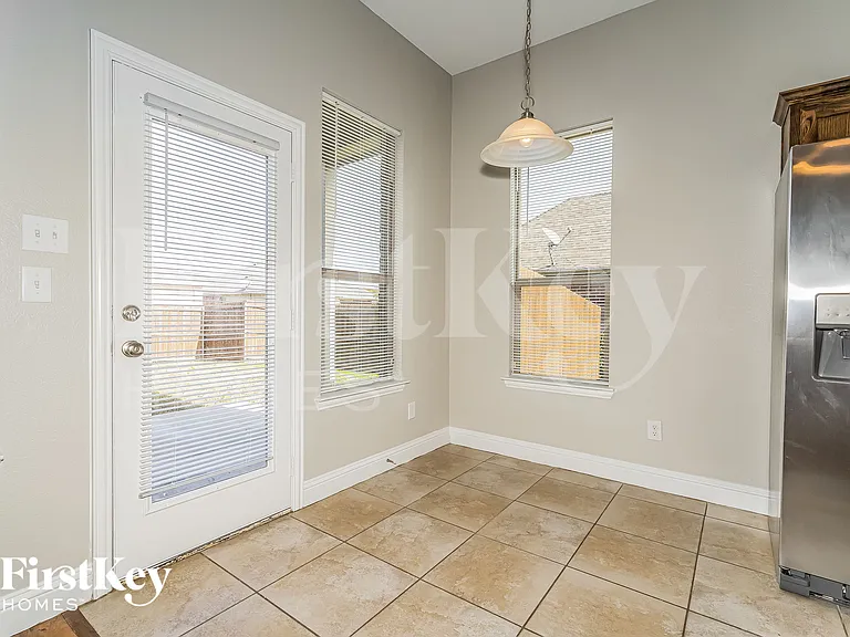 1215 Jessie Ln — Photo 5