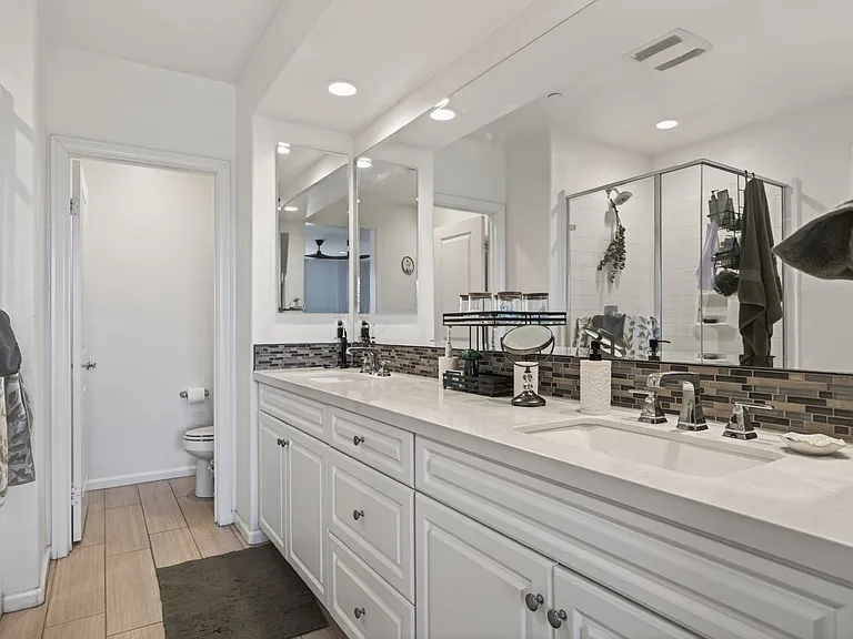 3rd Floor Master Bathroom