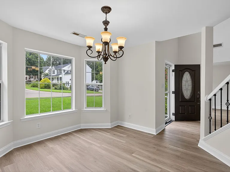 3881 Shenandoah Dr — Photo 2