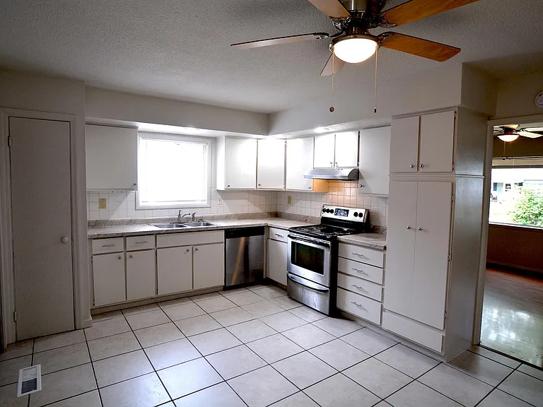 1404 Glendale Dr — Photo 9