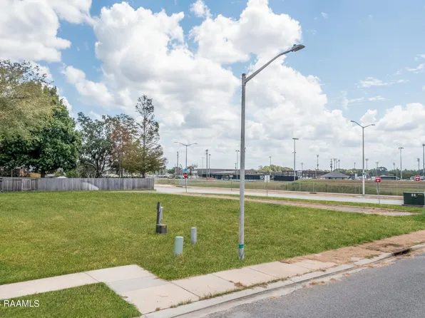 221 Edinburgh Dr, Lafayette, LA 70508