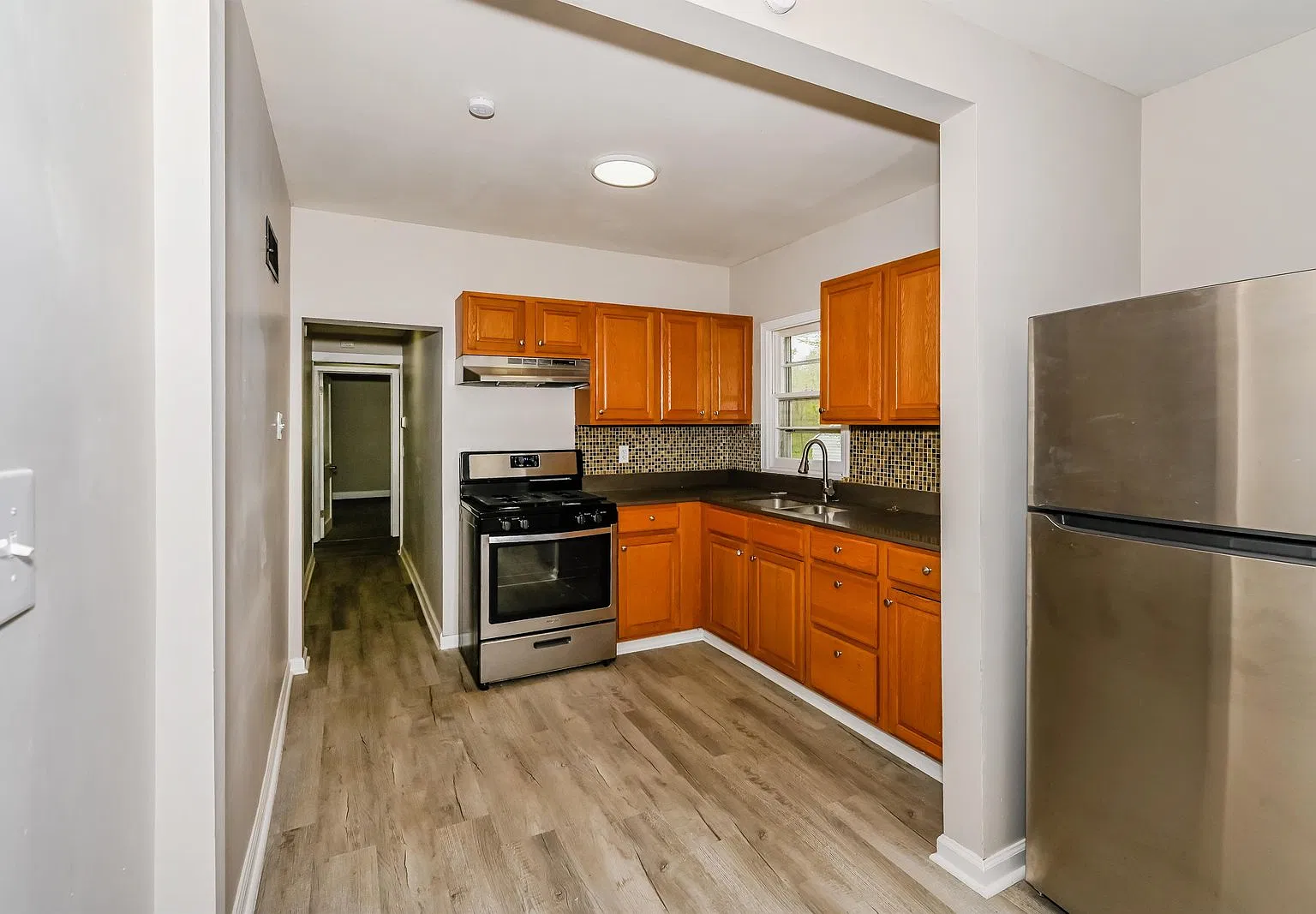 3 bed, 1.0 bath, 900 sqft, $1,250 — Photo 4
