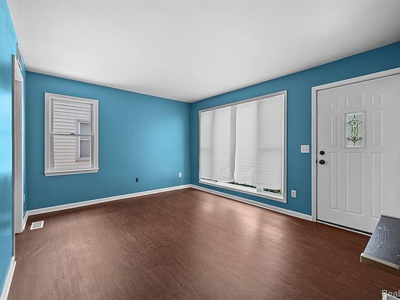 4th image of 536 E Barrett Ave