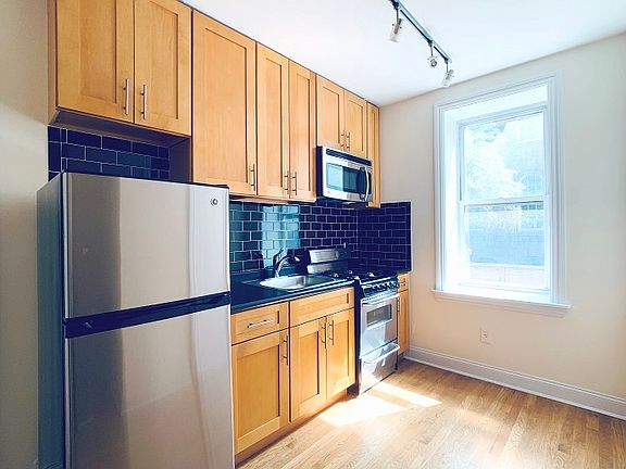 5th image of 209 W 13th St APT 10