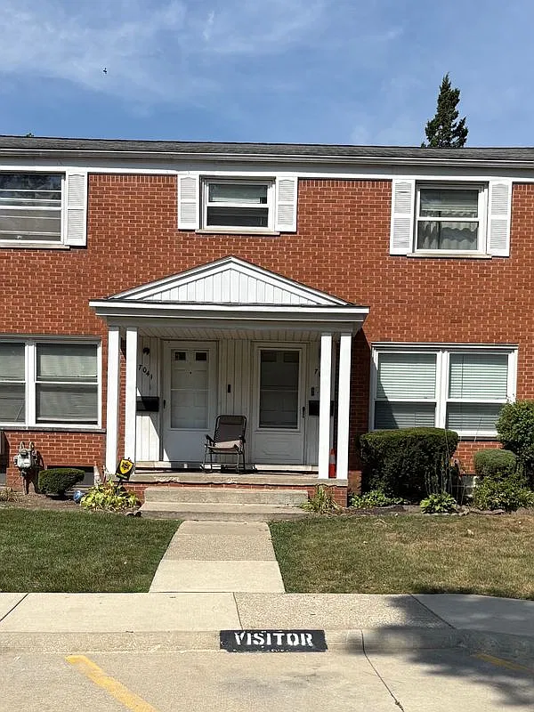 3 bed, 1.5 bath, 1152 sqft, $1,300 — Photo 1