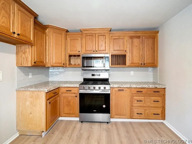 1225 W 5th St — Photo 4