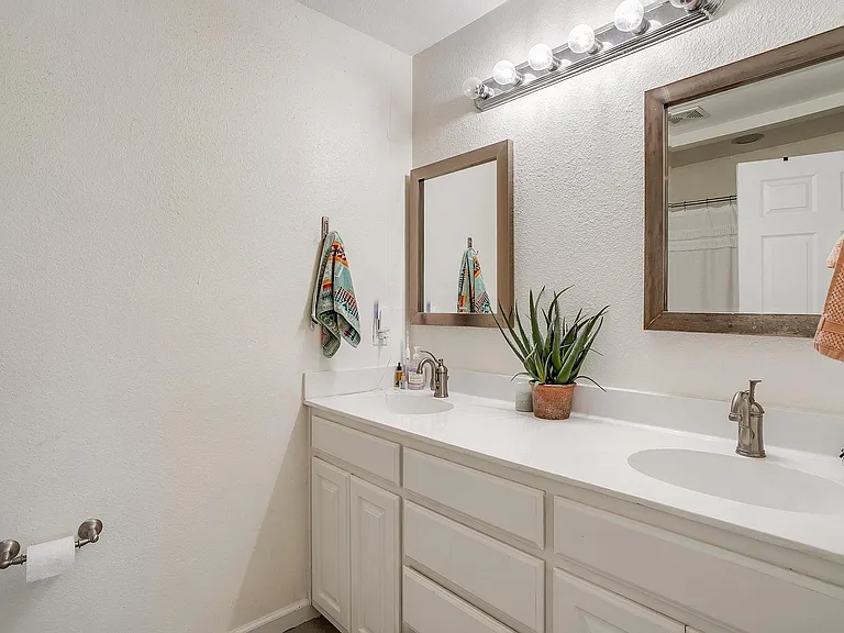 3217 Lubbock Ave #B — Photo 25