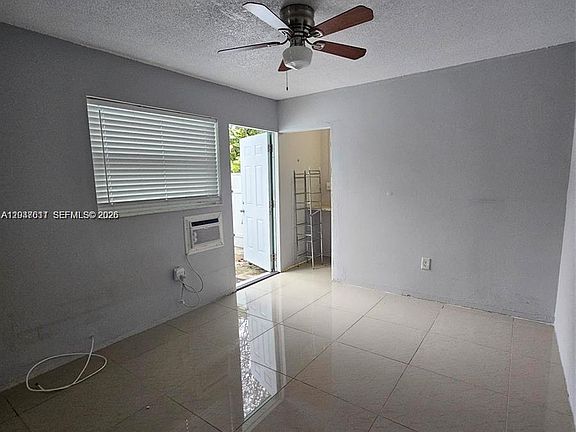 5th image of 917 SW 16th St #2