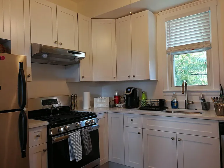3209 N Oakley Ave #2 — Photo 5