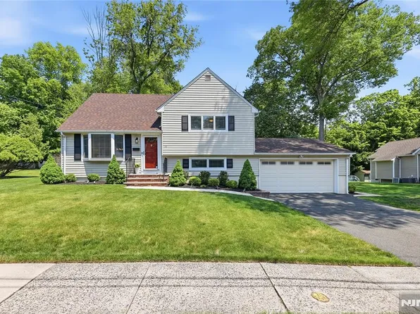 77 White Pond Rd, Waldwick, NJ 07463