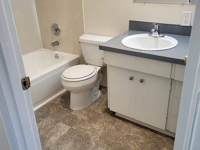 2202 NE 10th Pl #208 — Photo 12