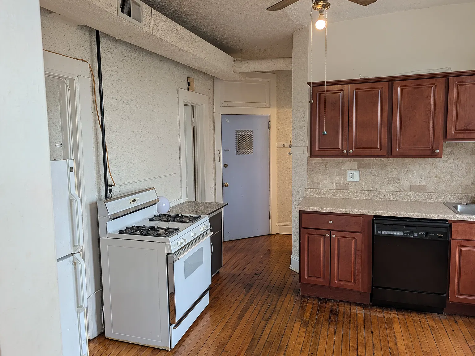 1815 W Roscoe St — Photo 3