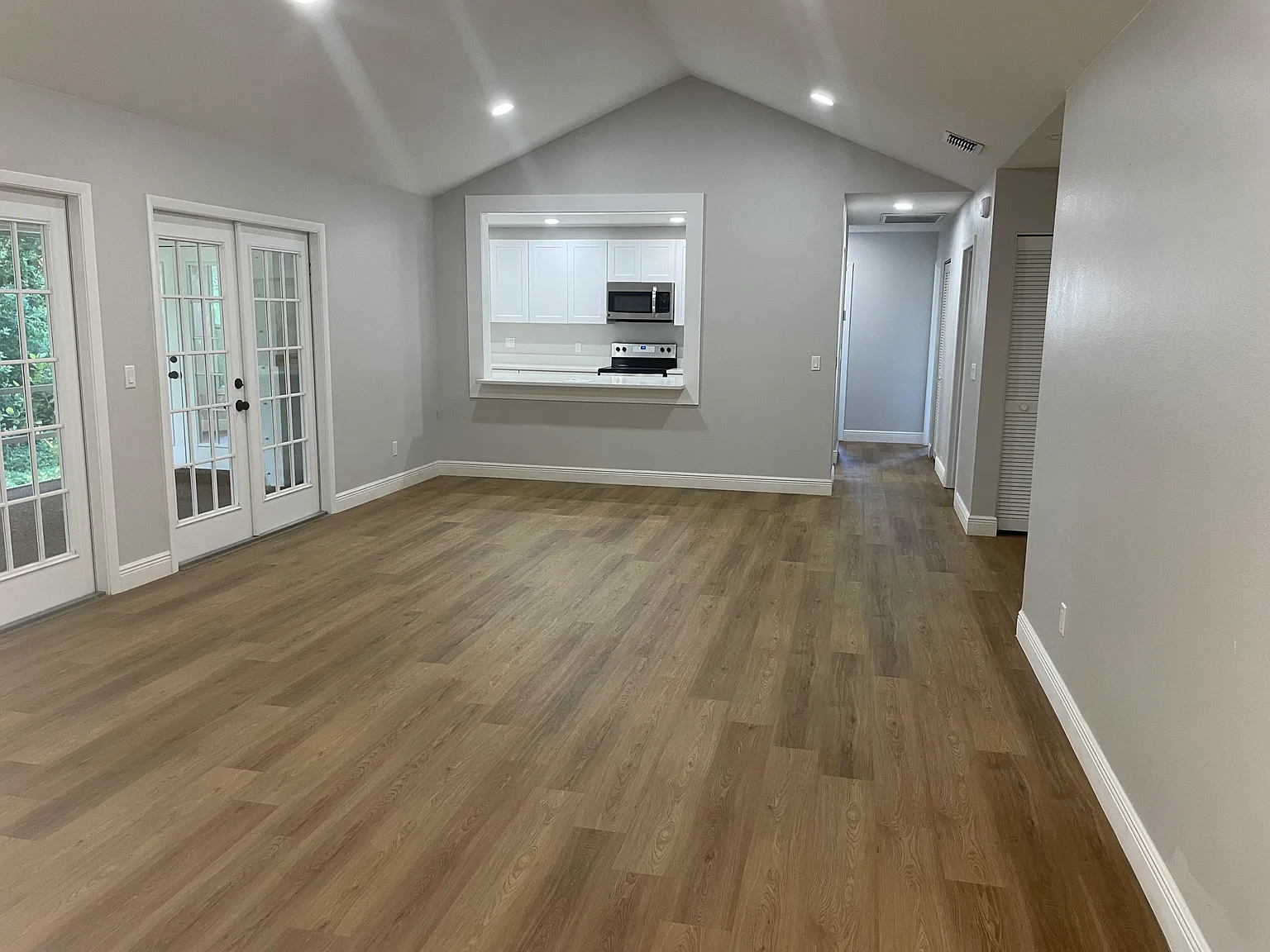 3 bed, 1870 sqft, $2,400 — Photo 2