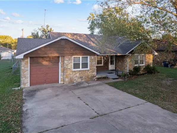303 S Overlook Dr, Coffeyville, KS 67337