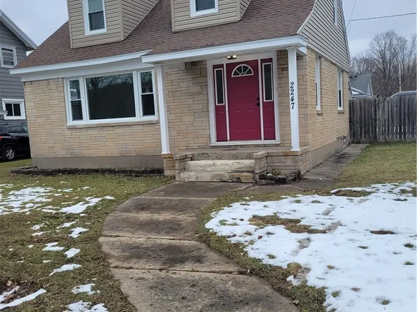 2247 Valley Dr, Syracuse, NY 13207