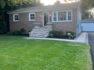 9030 Palisades Rd, Burr Ridge, IL 60527