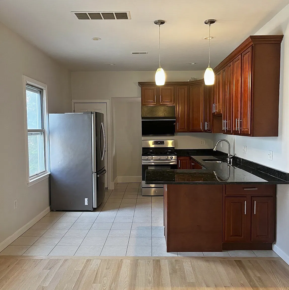 5 bed, 2400 sqft, $4,550 — Photo 1