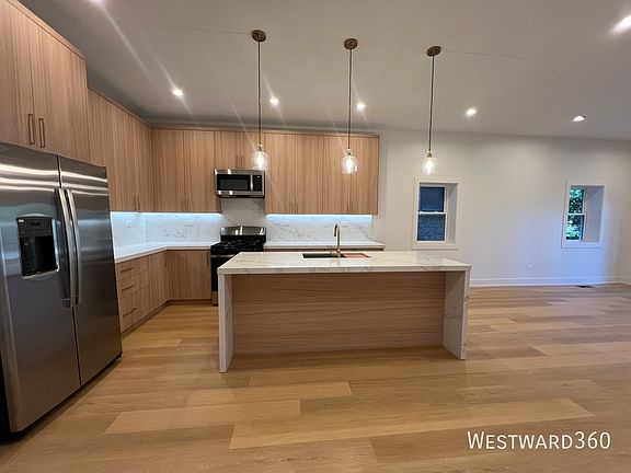 3rd image of 2046 W Washington Blvd #1