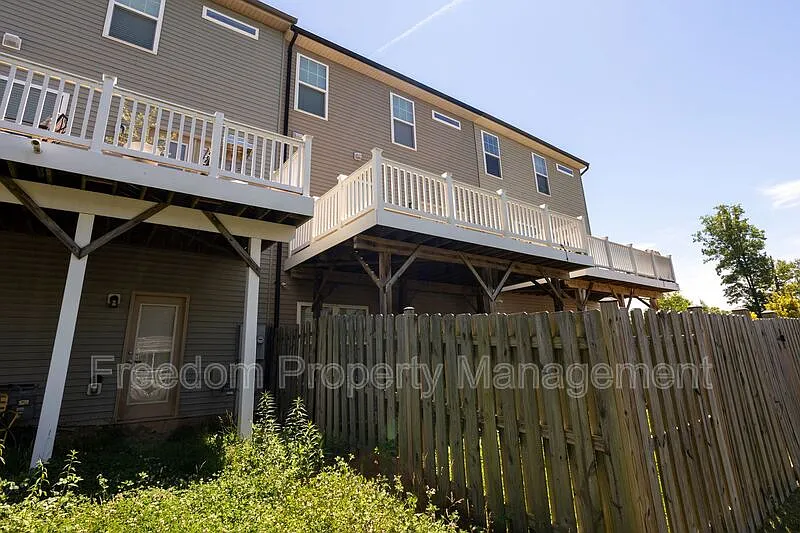 3 bed, 4.0 bath, 2772 sqft, $3,142 — Photo 4