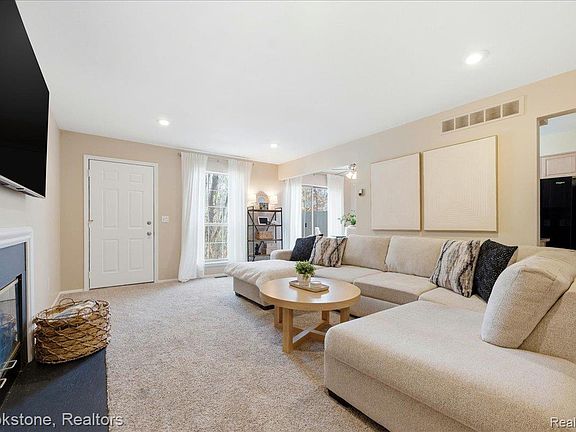 5th image of 110 Pine Tree Ridge Dr Unit 3