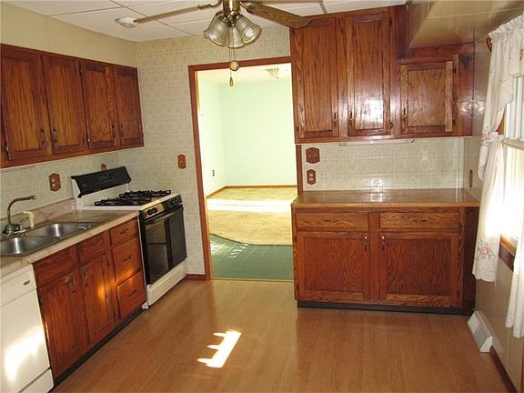 A view of the kitchen and dining room.