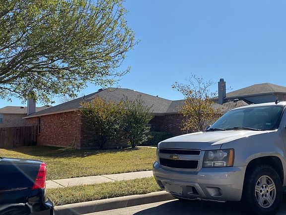 3rd image of 907 Brooks Dr