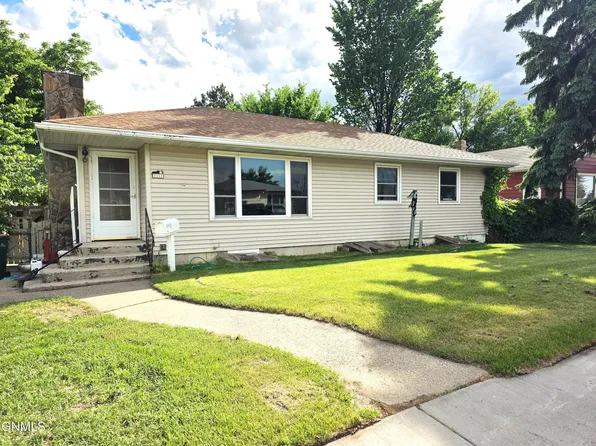 1111 Riverwood Dr, Bismarck, ND 58504