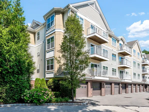 26 Schoolhouse Drive #304, West Hartford, CT 06110