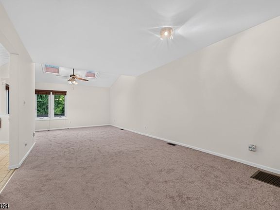 5th image of 10 Hemlock Ct