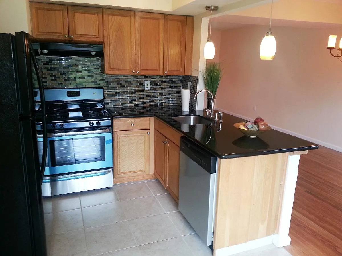 3 bed, 1.5 bath, 1236 sqft, $2,600 — Photo 2