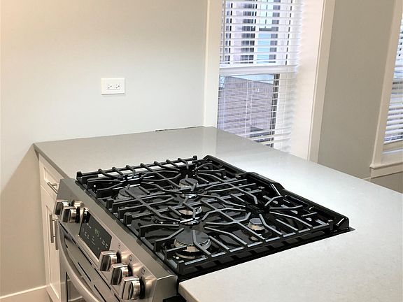 3rd image of 2107 N Sedgwick St #3R