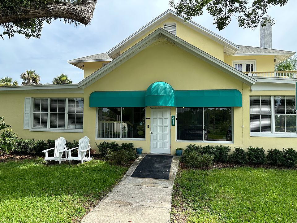 Front entry of Lake Catherine Apartments