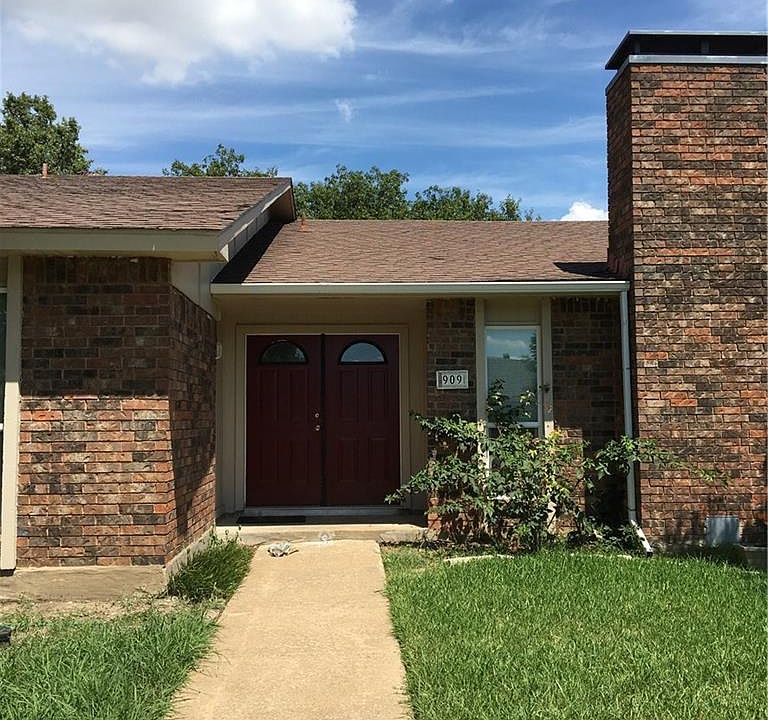1st image of 909 Stonetrail Dr