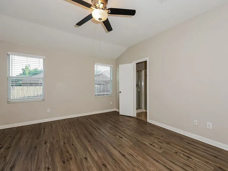 573 Creekbend St — Photo 9